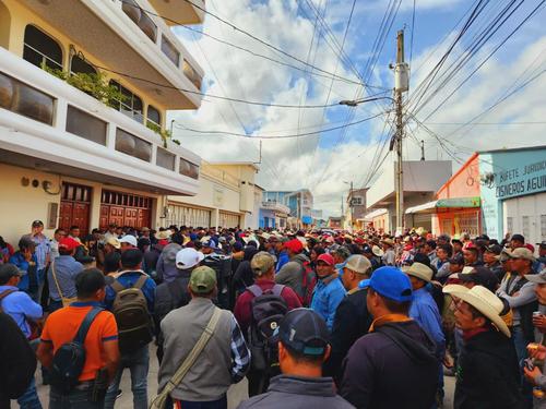 Piden renuncia de fiscal general frente a sede del MP en Jalapa. (Foto: Los 48 Cantones)