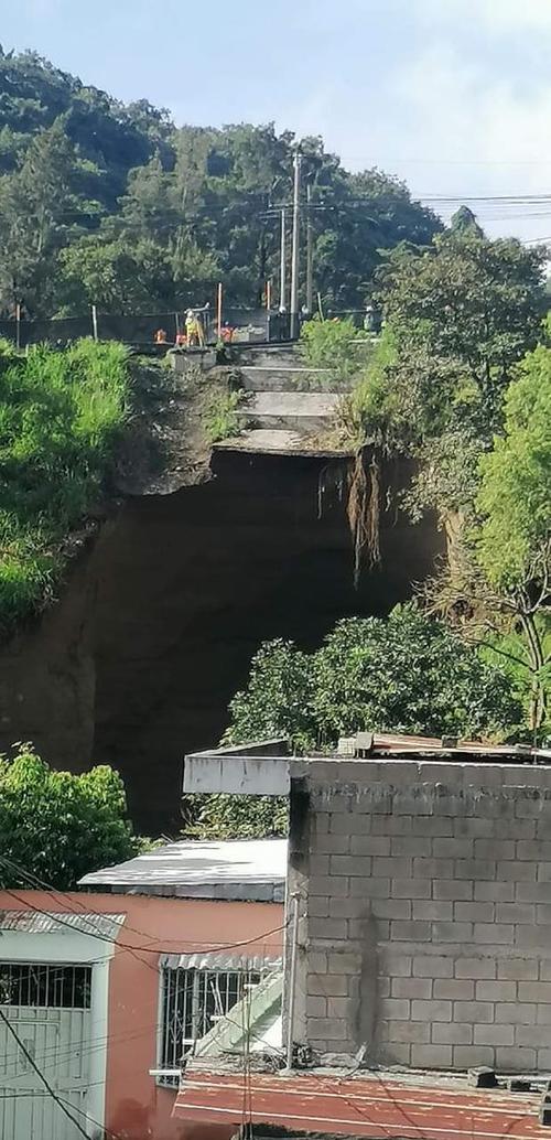 El agujero en La Calzada la Paz a crecido. La foto corresponde al 28 de septiembre 2023. (Foto: vecinos de zona 5)