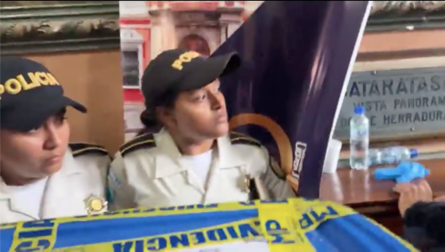 Agentes de PNC participaron de los allanamientos del MP dentro de las instalaciones del TSE. (Foto: captura de video)