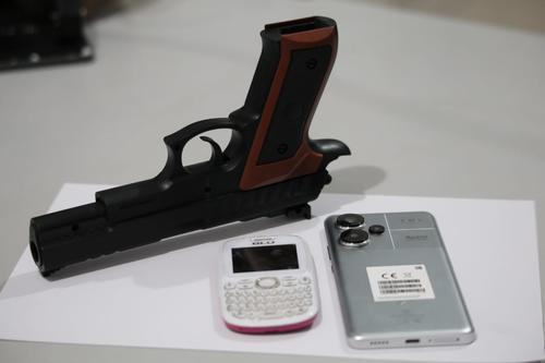 Las autoridades decomisaron la pistola de juguete y dos celulares de las afectadas. (Foto: PNC)