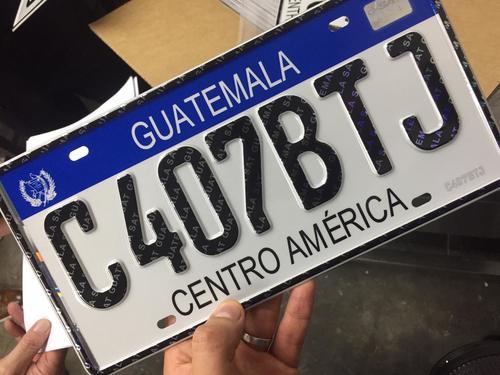 Placas de metal vigentes, su inventario se agota debido al incremento del parque vehicular. (Foto: Archivo/Soy502)
