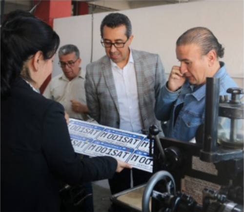 En el Taller Nacional de Grabados en Acero del Ministerio de Finanzas, ya se hacen las pruebas para fabricar placas de vinil. (Foto: Minfin)