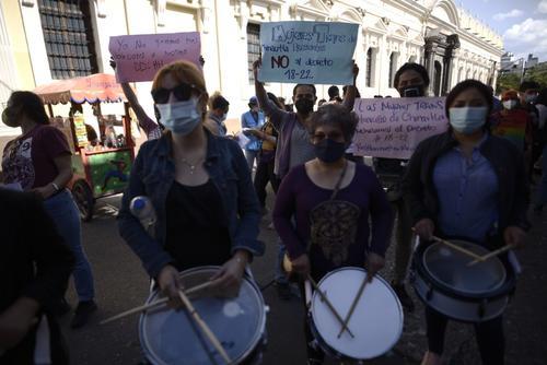 Un grupo de personas participó en una manifestación pacífica en las afueras del Congreso de la República para pedir que se archivara la ley. (Foto: Archivo/Soy502)