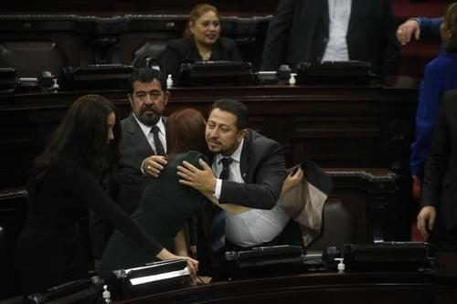Lourdes Teresita de León fue de las primeras en felicitar a Nery Ramos, tras ganar la presidencia del Congreso. (Foto: Wilder López/Soy502)