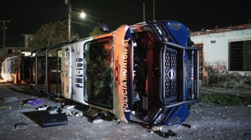 Patrulla es incendiada por manifestantes. (Foto: AFP)