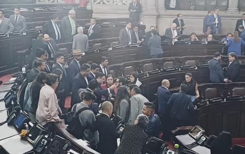 A diputados de Semilla se les vio cabildeando, tras finalizar la sesi&oacute;n plenaria. (Foto: Karla Guti&eacute;rrez/Soy502)