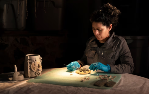 Viviana López Gutiérrez ensambla la máscara de mosaico de jade en el Laboratorio del Proyecto Arqueológico Holmul en Antigua Guatemala. (Foto: National Geographic)