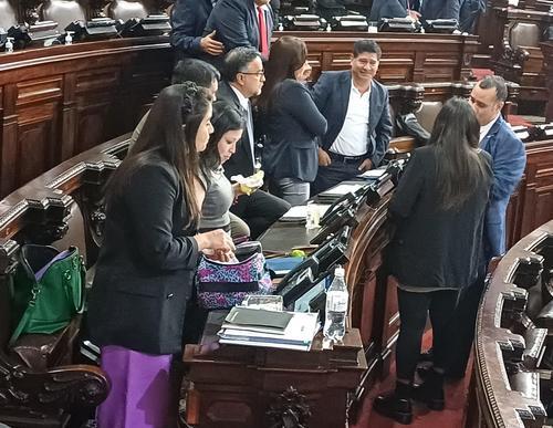 Debido a las nuevas disposiciones, varias legisladoras llevaron refracción al hemiciclo parlamentario. (Foto: Karla Gutiérrez/soy502)