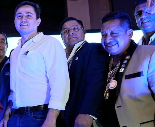 El alcalde Diego Lux no perdi&oacute; la oportunidad para fotografiarse con las nuevas autoridades de la ANAM. (Foto: RRSS)