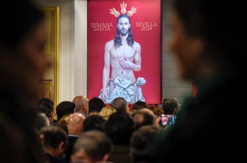 El cartel del artista sevillano Salustiano Garc&iacute;a muestra a Cristo resucitado, ligeramente cubierto por un lienzo blanco. (Foto: AFP)