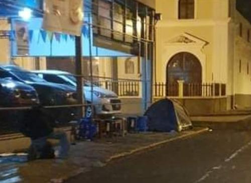 Guatemaltecos ya hacen fila para asegurar adquirir un turno este domingo. (Foto: redes sociales)