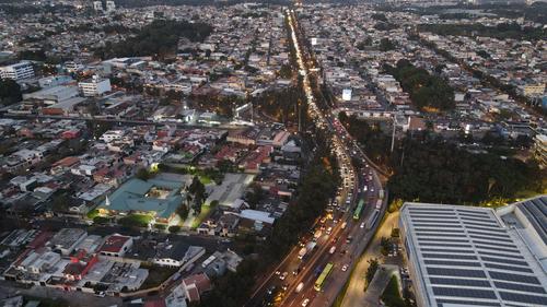 Los guatemaltecos demoran más de una hora en cruzar el tránsito durante las horas pico de la ciudad. (Foto: Wilder López/Soy502)