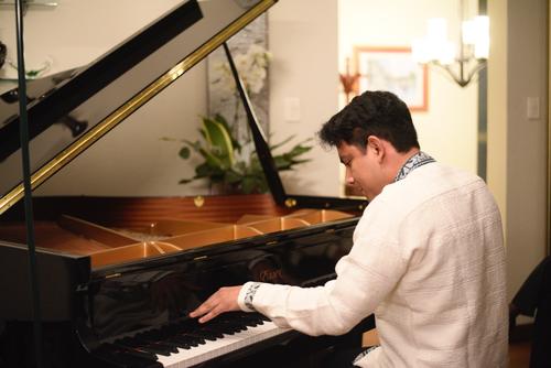Anthony Perdomo, el pianista genio que brilla en el mundo 