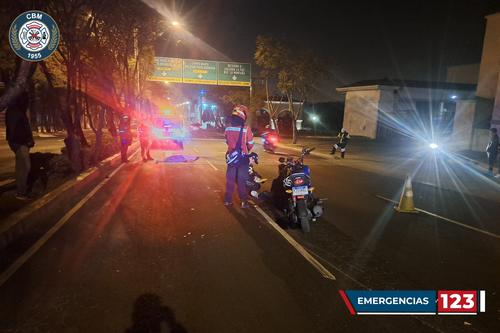 Los Bomberos Municipales localizaron a un hombre de 35 años fallecido luego de ser atropellado en el Blvd. Rafael Landívar, Zona 16.