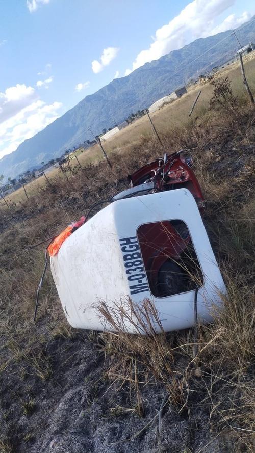 As&iacute; qued&oacute; el tuc tuc tras haber sido impactado por el ala de la avioneta. 