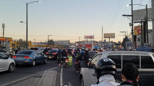 La calzada Raúl Aguilar Batres reporta alta carga vehicular en la salida de Villalobos. (Foto: PMT)