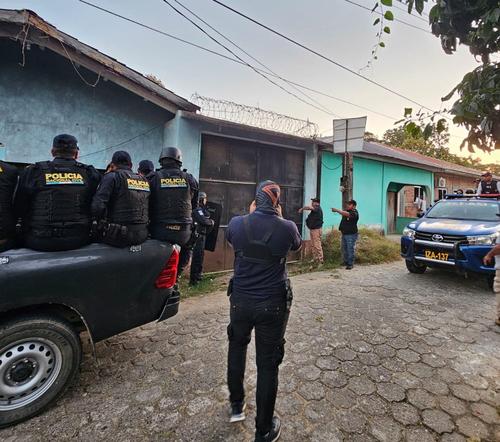 Diligencias de allanamiento, inspección, registro y secuestro de evidencia en el barrio Guamilito 'La Playa'. (Foto: MP)