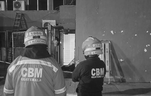 Un guardia de seguridad privada habr&iacute;a intentado impedir el intento de asalto. (Foto: Bomberos Municipales)