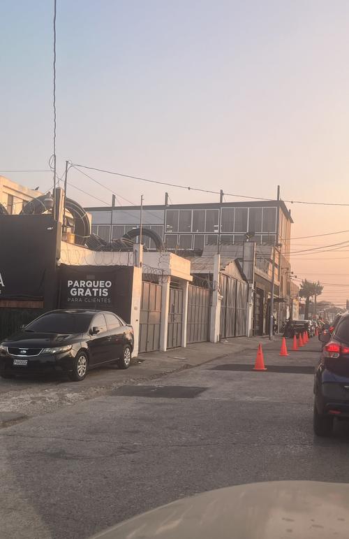 La toma fue captada en la 12 calle y 4ta avenida de zona 9. (Foto: @mildred1806) 