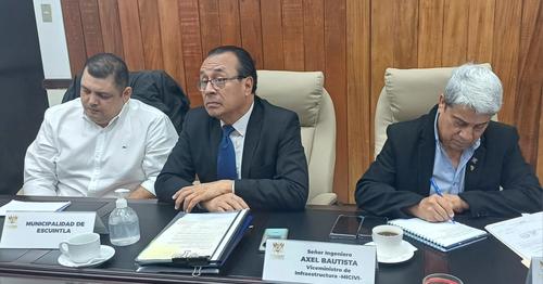 El viceministro de Infraestructura, Axel Bautista, (al centro) explic&oacute; los temas que detienen la construcci&oacute;n de la autopista Escuintla-Puerto Quetzal. (Foto: Karla Guti&eacute;rrez/Soy502)