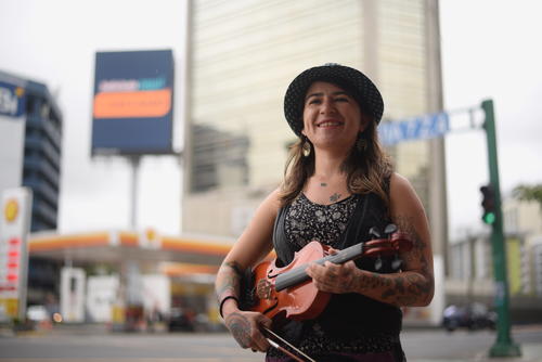 La guatemalteca recauda fondos para seguir viajando y costear sus estudios. (Foto: Wilder L&oacute;pez/Soy502)