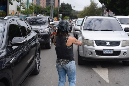 Yasm&iacute;n se coloca en diversos sem&aacute;foros de la ciudad para compartir su arte. (Foto: Wilder L&oacute;pez/Soy502)
