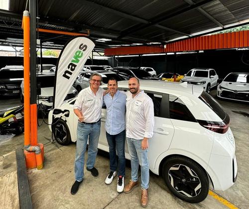 De izq. a der.: Juan Carlos Cheves, Freddy Bressani y Pablo Lara, mientras cargan un veh&iacute;culo el&eacute;ctrico. (Foto: Cortes&iacute;a/Soy502)
