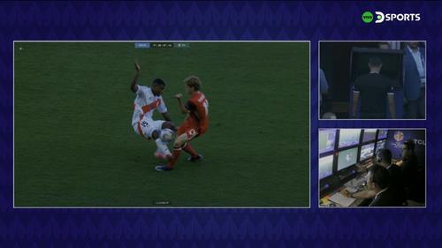 El peruano Miguel Araujo fue expulsado al minuto 59. (Foto: DSports)