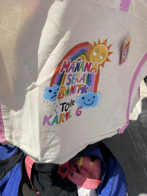 Mexicanos viajaron a Guatemala para vender mercader&iacute;a de Karol G, como esta bolsa. (Foto: @JovannaGarcon)