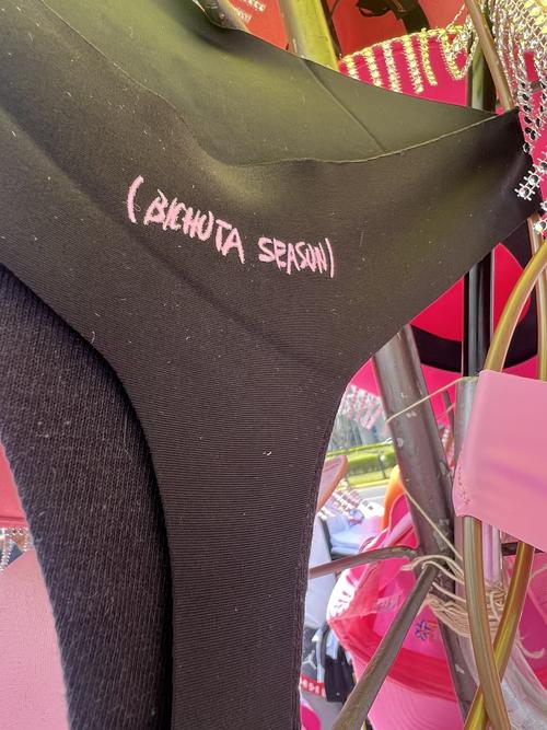 La mercader&iacute;a de Karol G que vend&iacute;an los mexicanos inclu&iacute;a ropa. (Foto: @JovannaGarcon)