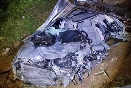 El carro del jugador quedó destrozado tras el fuerte impacto. (Foto: Diez)