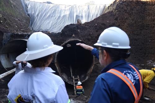 Supervisión del ministro Alvarado esta semana en el km 44 de la autopista CA-9 Sur A. (Foto: CIV/Soy502)