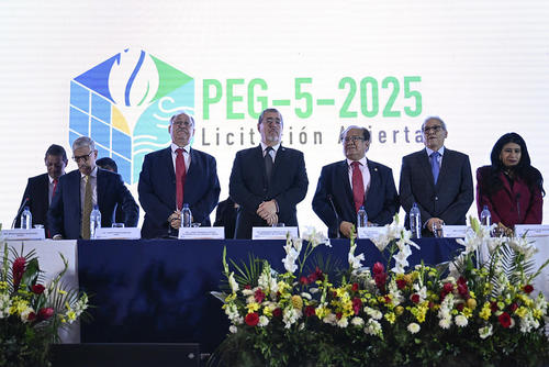 El presidente Bernardo Arévalo inauguró el proceso de licitación PET-5-2025 en compañía de las autoridades del MEM y CNEE el pasado 23 de abril de 2025. (Foto: SCSPR/Soy502)