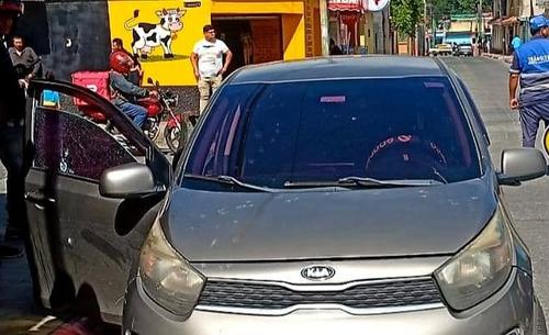 En el interior de este vehículo quedó fallecido uno de los hombres atacados. (Foto: Bomberos Voluntarios de San José Pinula)