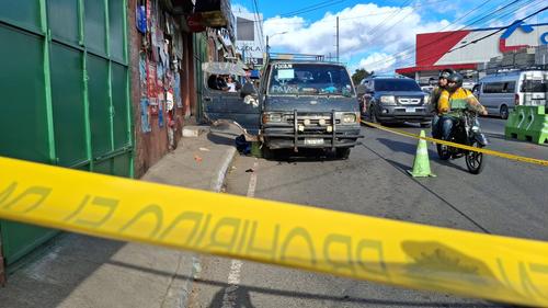 La PNC acordonó la escena del crímen en la carretera hacia Pavón. (Foto: Wilder López/Soy502)
