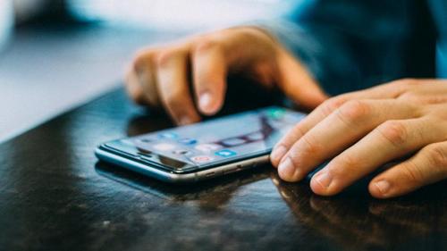 El uso de telefónos intervenidos fue fundamental en la operación. (Foto ilustrativa: RT)