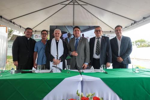 Ricardo Quiñónez y Gonzalo de Villa participaron en la colocación simbólica de la primera piedra. (Foto: Municipalidad de Guatemala)