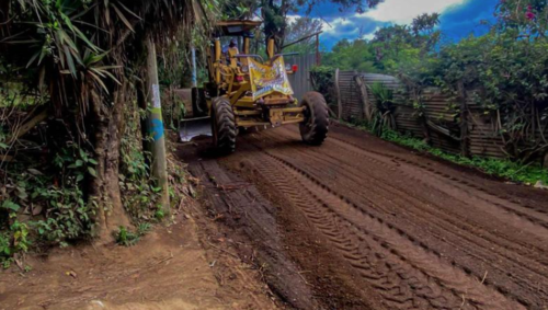 Así luce el camino de terracería que se ha habilitado como ruta alterna hacia Santa María de Jesús, en Sacatepéquez. (Foto: Dirección General de Caminos)