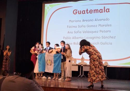 Los cinco estudiantes que representaron a Guatemala en el Mundial Escolar de Debate. (Foto: Cortesía)