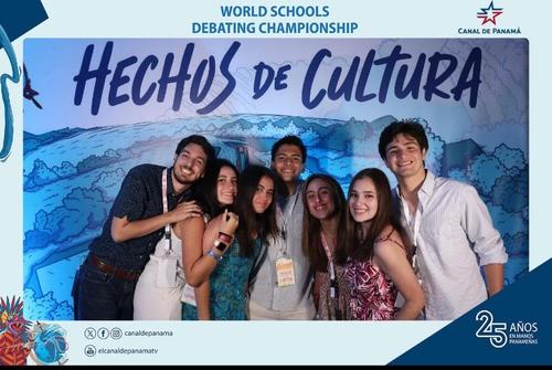 Foto del recuerdo de la delegación guatemalteca, en el Mundial Escolar de Debate. (Foto: Cortesía)