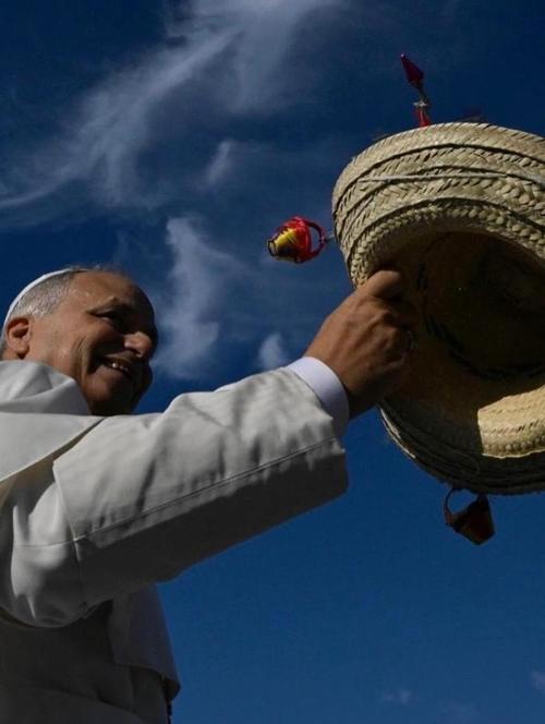 Momento en que el Santo Padre recibe el sombrero. (Foto: Vaticano)