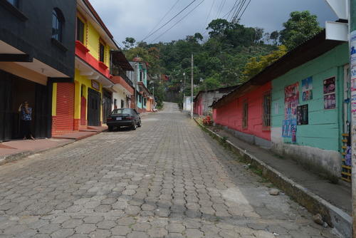 La modernidad dio paso a la sustitución del empedrado por el adoquín. (Foto: Archivo)