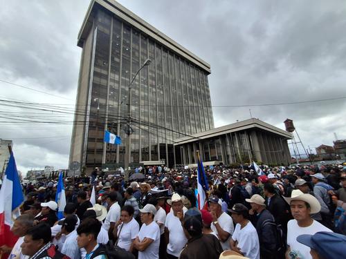 Manifestantes frente al Edificio de Finanzas. (Foto: Wilder López/Soy502)