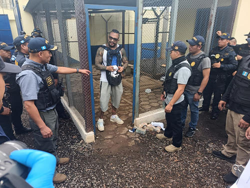 Alias el Diabólico al ser sorprendido por agentes durante el allanamiento lazó varios fardos de billetes. (Foto: Jorge Sente/Nuestro Diario)