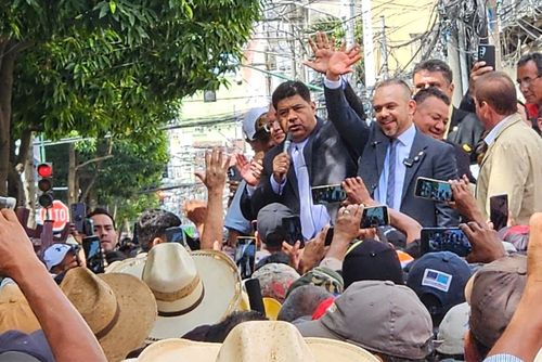 Durante una de las manifestaciones en las afueras del Congreso, diputados de varias bancadas salieron a atender a expatrulleros civiles que llevan meses requiriendo un aporte económico mensual. (Foto: Estuardo Paredes/Soy502)