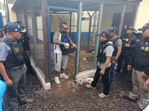 Según indicaron las autoridades, parte del efectivo incautado durante el allanamiento se encontró escondido en libros, dinero del cual se presume sea producto de extorsión y venta de drogas. (Foto: Jorge Sente/Nuestro Diario)

