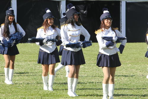 Las estudiantes del Inca fueron felicitadas por su presentación con las batonistas. (Foto: Eddy Recinos/Colaborador)