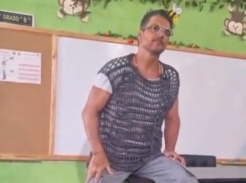 El cantautor sorprende a exalumnos en Santa Elena III. (Foto: Vía Diario de Centro América)