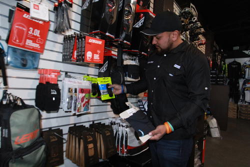 Usar guantes también es importante si conduces vehículo de dos ruedas. (Foto: Gustavo Rodas/Colaborador)
