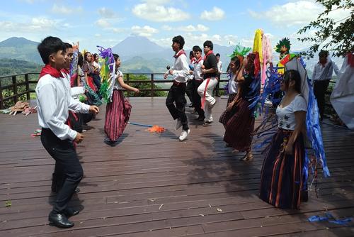 Con un paisaje espectacular, los estudiantes de la Escuela Nacional de Ciencias Comerciales de América, realizaron danzas folclóricas para los extranjeros. (Foto: Edwards Morales/Colaborador)